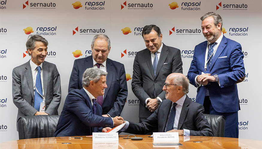 El presidente de Sernauto, Francisco J. Riberas y el presidente de Repsol, Antonio Brufau, durante la firma del acuerdo...