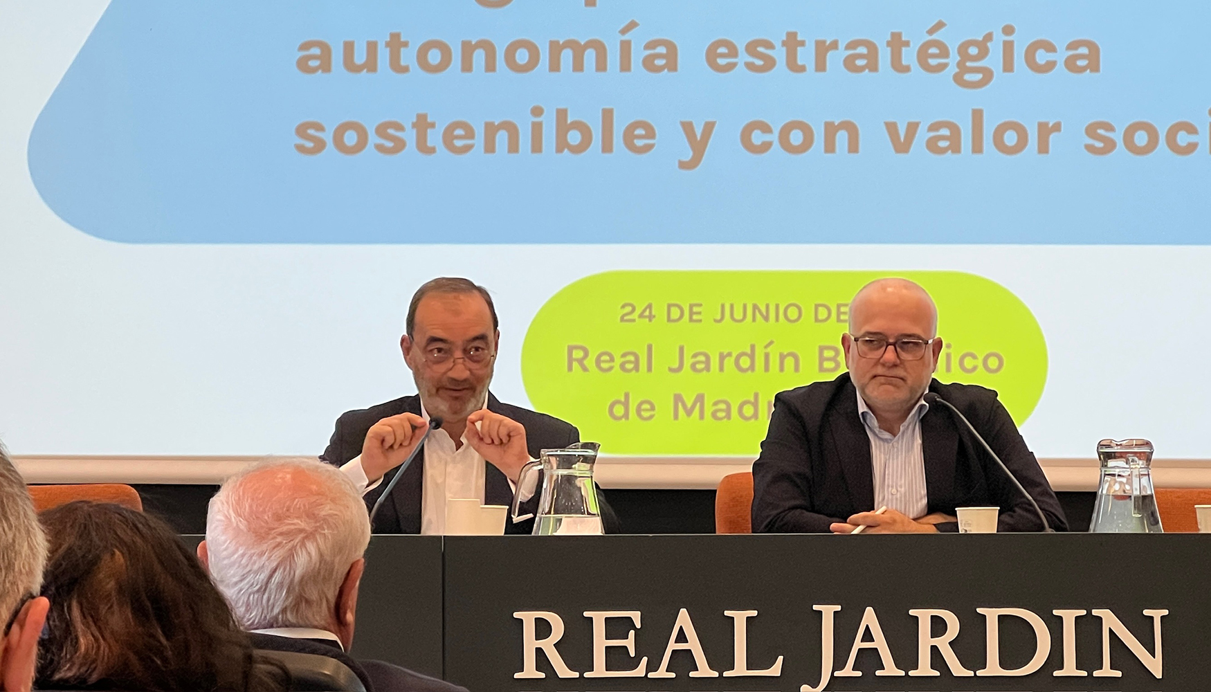 De izquierda a derecha...