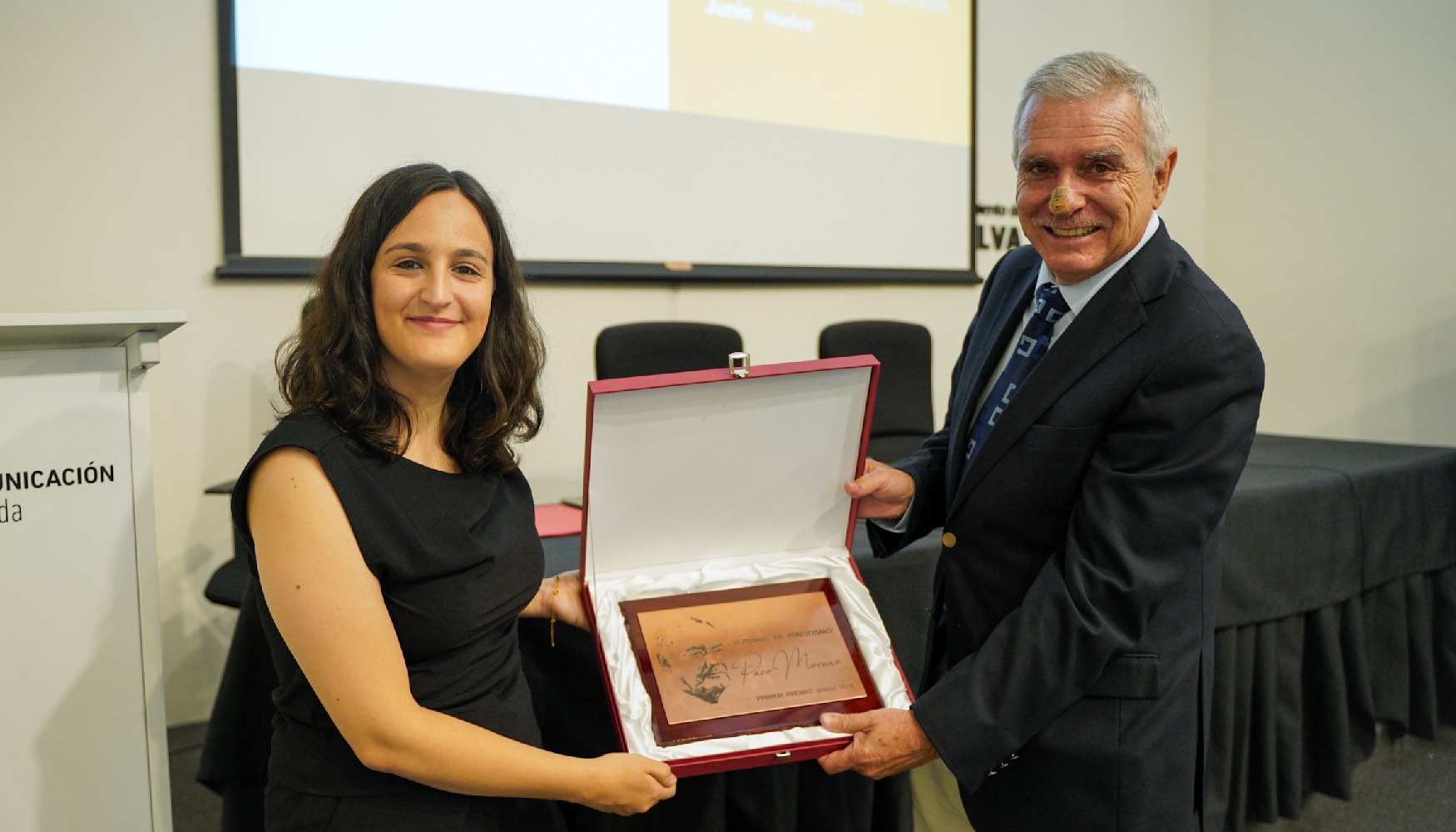 El presidente de Aminer, Enrique Delgado, entrega a Noelia Ruiz Alba el VI Premio de Periodismo �Paco Moreno� de Aminer sobre miner�a met�lica...