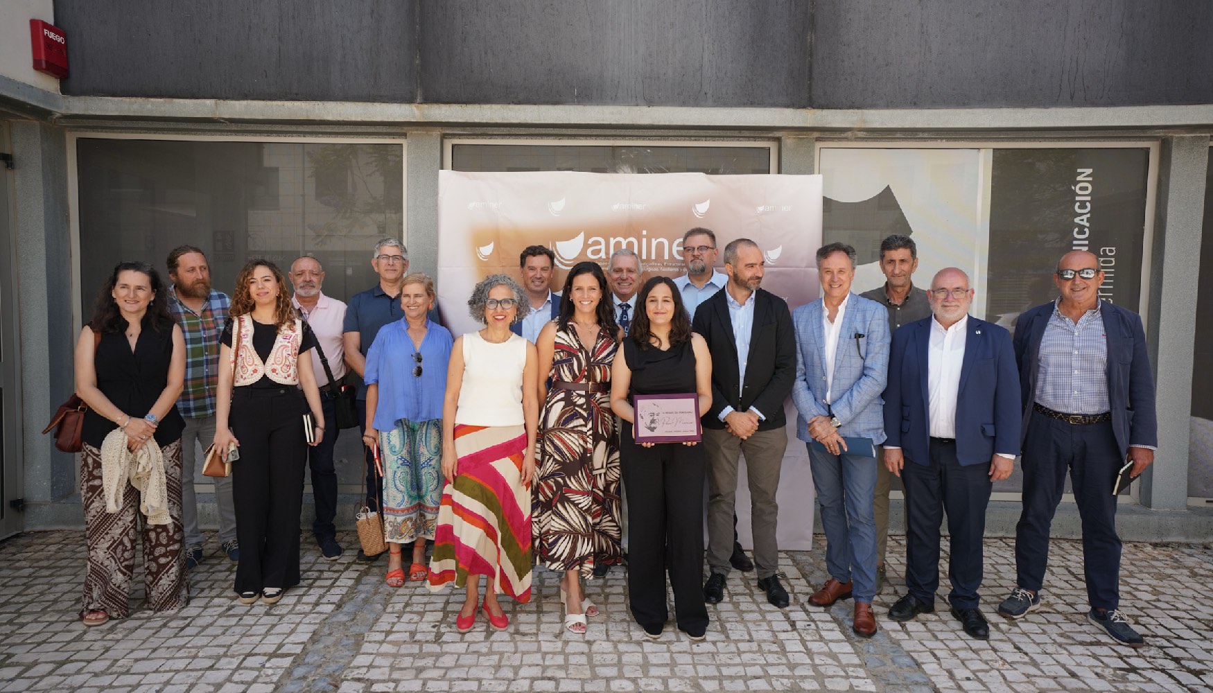 Foto de familia de la ganadora con los miembros del jurado