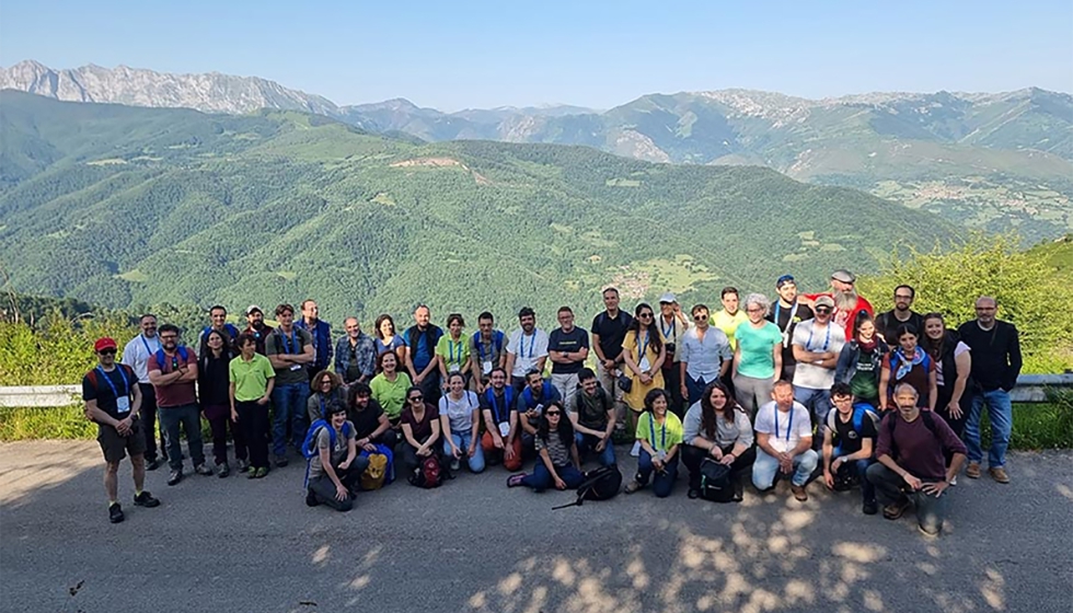 En el monte Pumardongo, participantes observaron un ensayo de secuestro de carbono con gesti�n forestal en antiguos terrenos mineros...