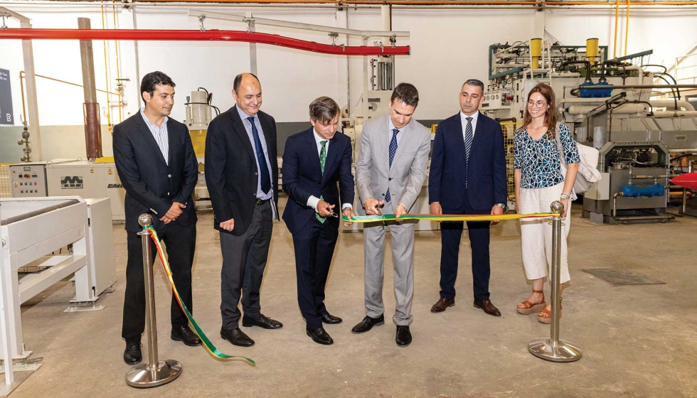 A nova linha de extruso de Asilah foi inaugurada por Francisco Quint Mario, presidente da Exlabesa, e por Enrique Ojeda...