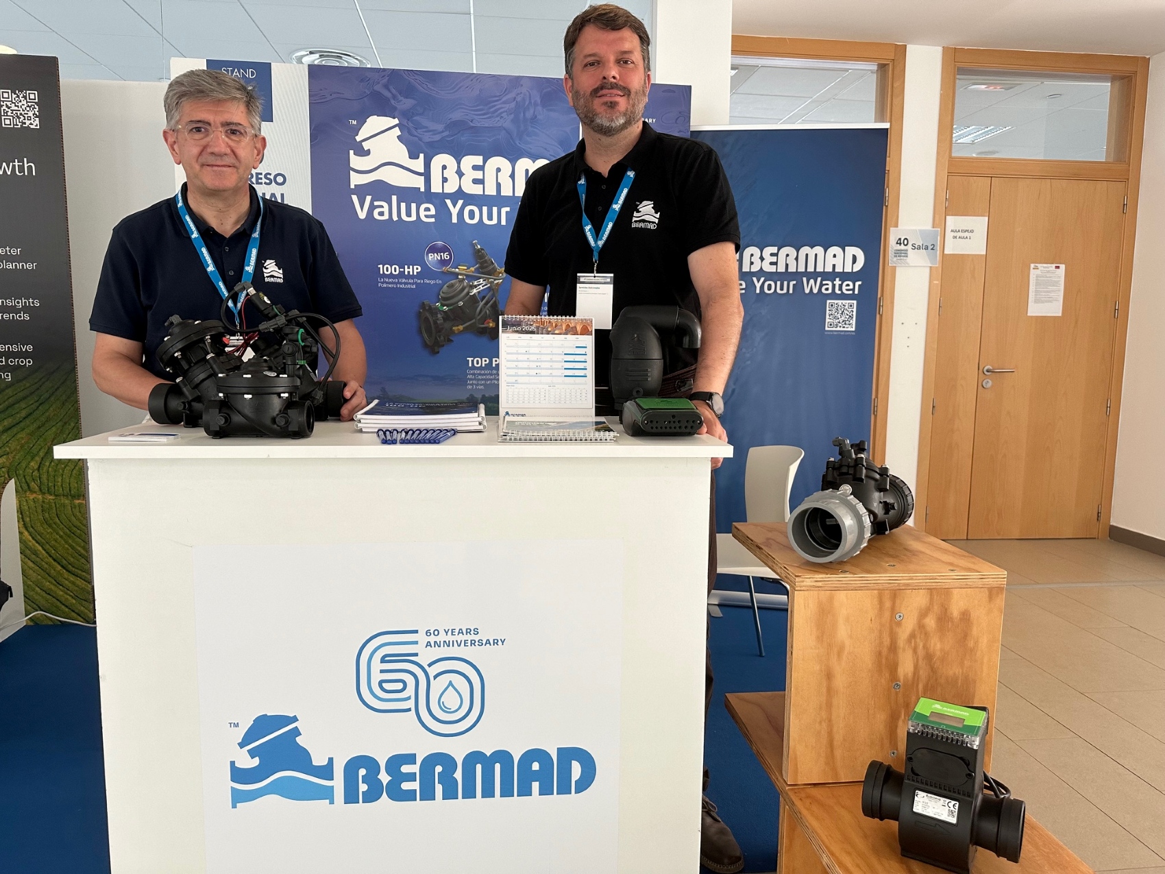 A la izquierda, Rafael Mart�nez, jefe de Producto de Riego de Bermad Europa