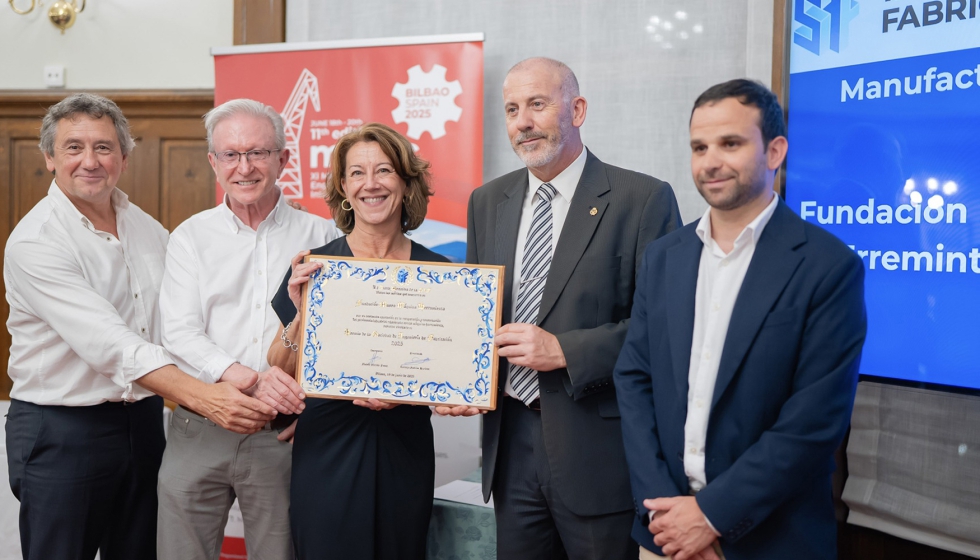 Durante la cena se hizo entrega del premio SIF la mejor tesis doctoral de 2023-2024 a Pablo Fern�ndez de Lucio, de la ESI de Bilbao...
