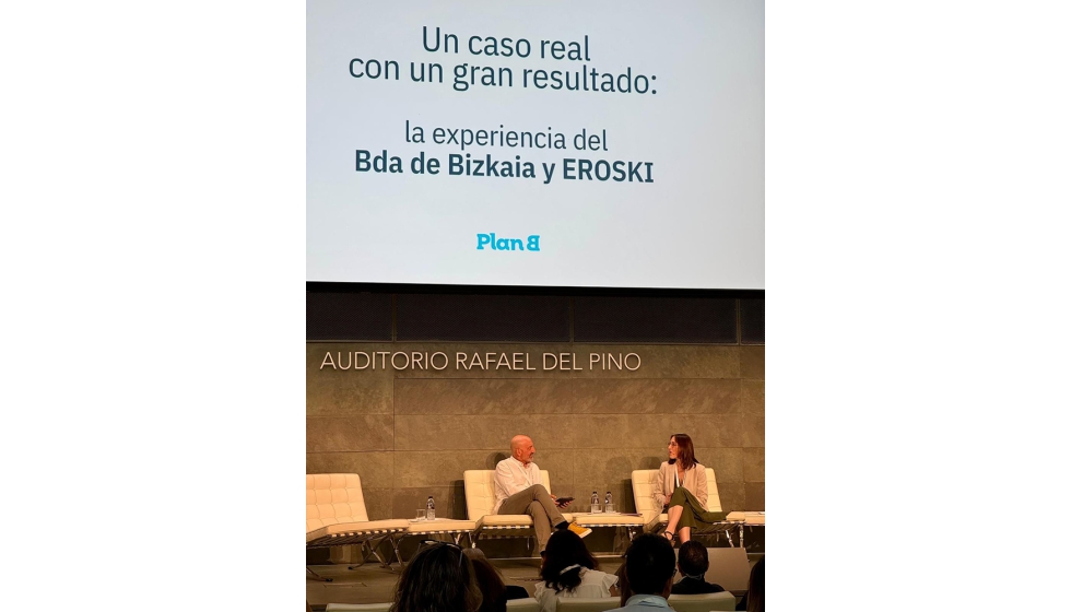 Cristina Rodríguez, directora de Sostenibilidad de Eroski, junto a José Javier Molina, responsable tecnológico de PlanB