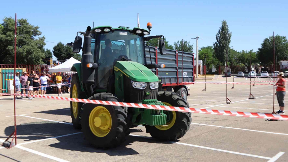 Una decena de participantes en el concurso de habilidad con tractor y remolque