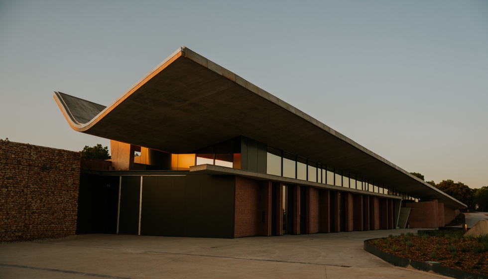 La nueva bodega se erige como un s�mbolo del compromiso de Bodegas La Horra con el territorio y la excelencia