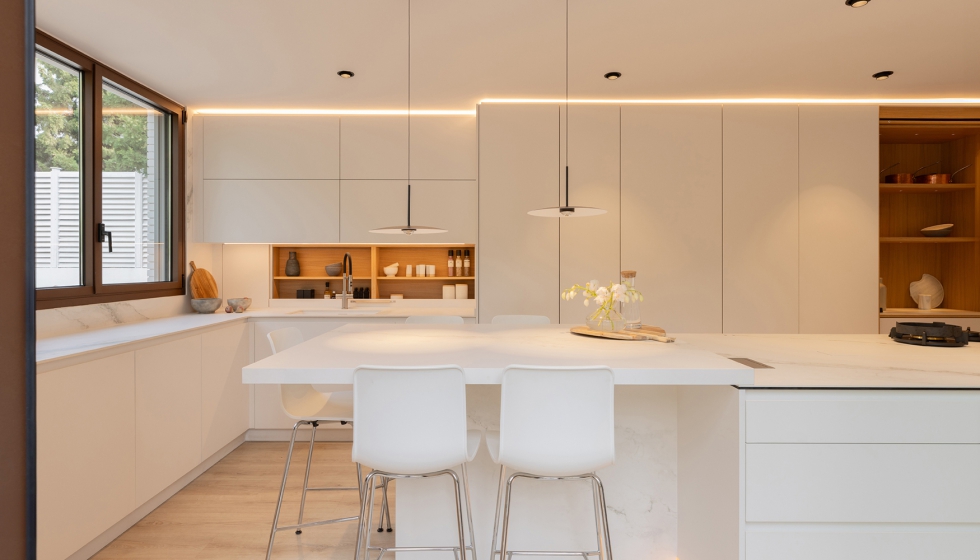 El blanco viste esta cocina de Rekker para ampliar visualmente el espacio