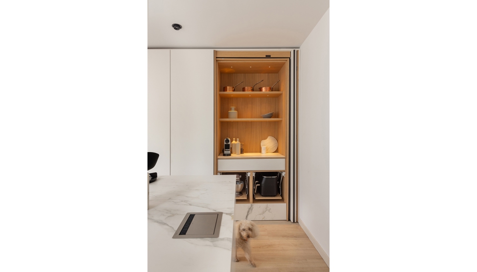 Mueble desayunador con estantera abierta revestida en madera