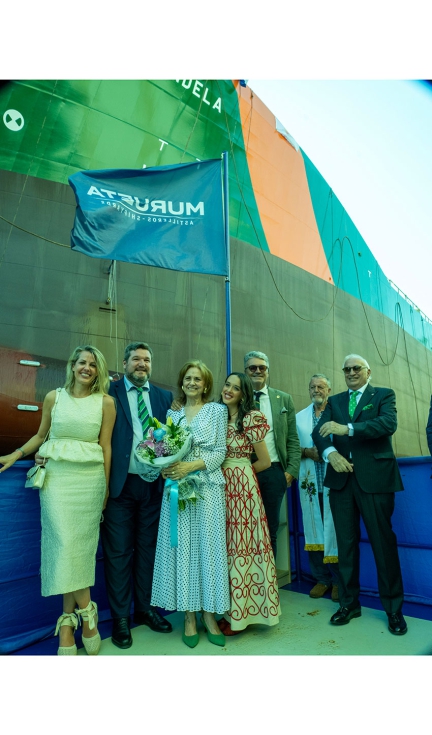 El buque fue amadrinado por Carmen Rodr�guez y bendecido por el Padre Jon Etxebarria