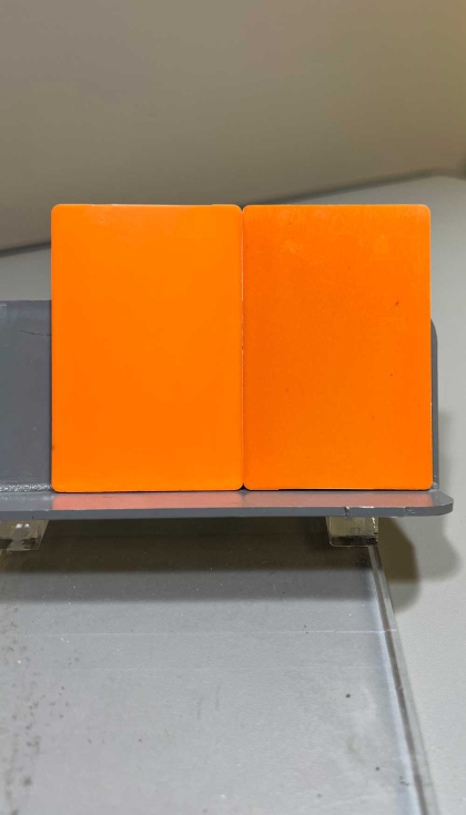 Amodel HFFR-4133 OR tal y como se moldea a la izquierda, y despu�s de 1000 horas a 125 �C a la derecha bajo una fuente de luz D65...