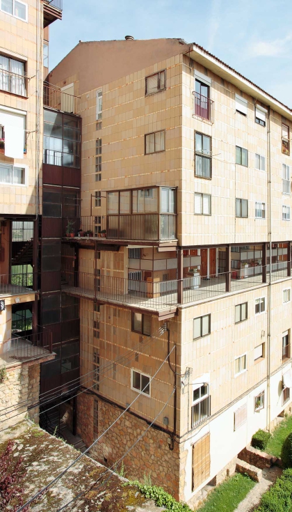 Cooperativa Pio XII (Segovia). El conjunto se organiza en cinco bloques escalonados para resolver la gran diferencia de cota de la parcela...