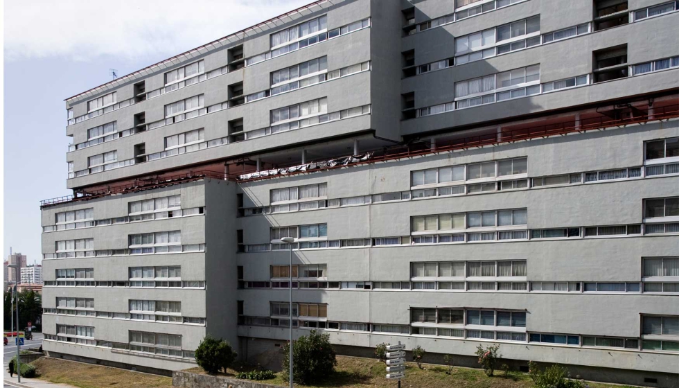 Unidad Vecinal n 3 (A Corua). El conjunto est situado en una parcela con pendiente...