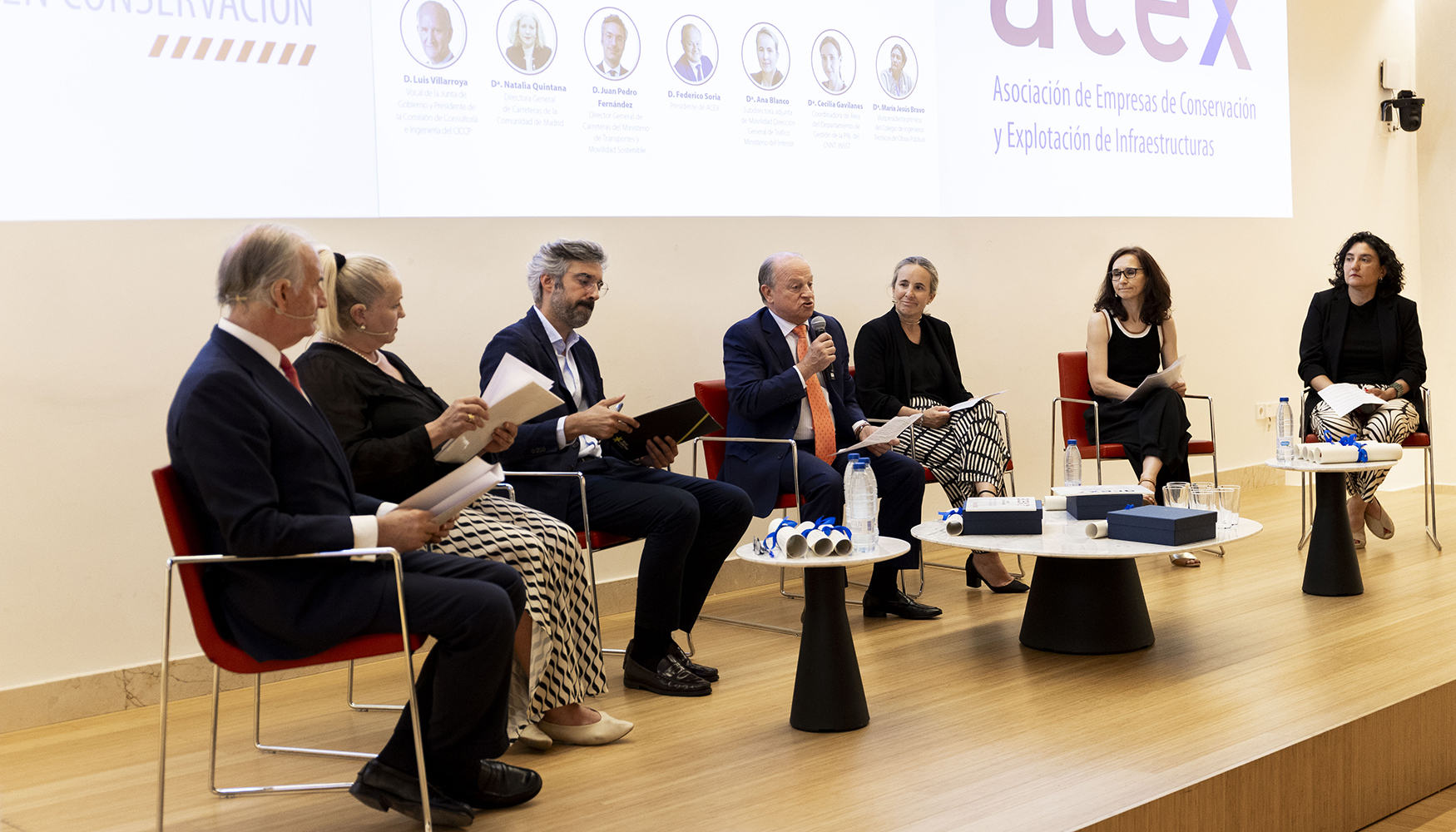 De izquierda a derecha...