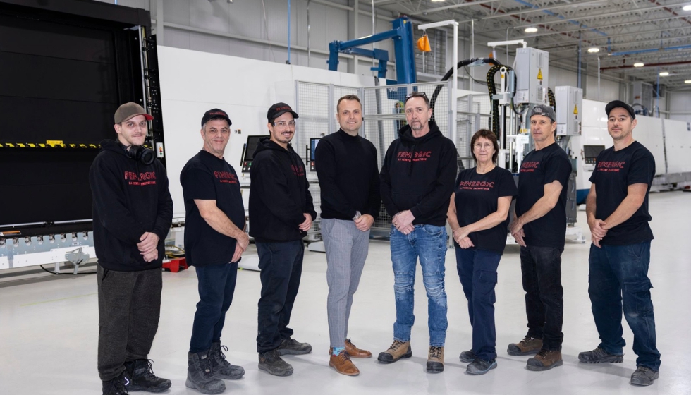 Los trabajadores de Fenergic ante la nueva l�nea de vidrio aislante instalada por Glaston