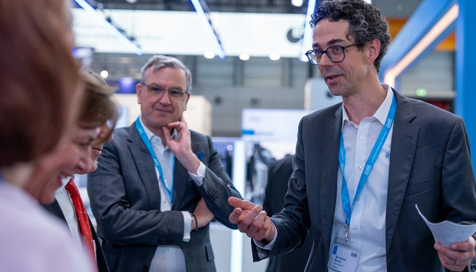 Jochen Weyrauch (CEO de D�rr AG) y Bernhard Bruhn (VP Global Business Unit Lithium-Ion-Battery de D�rr) en el stand de la feria...