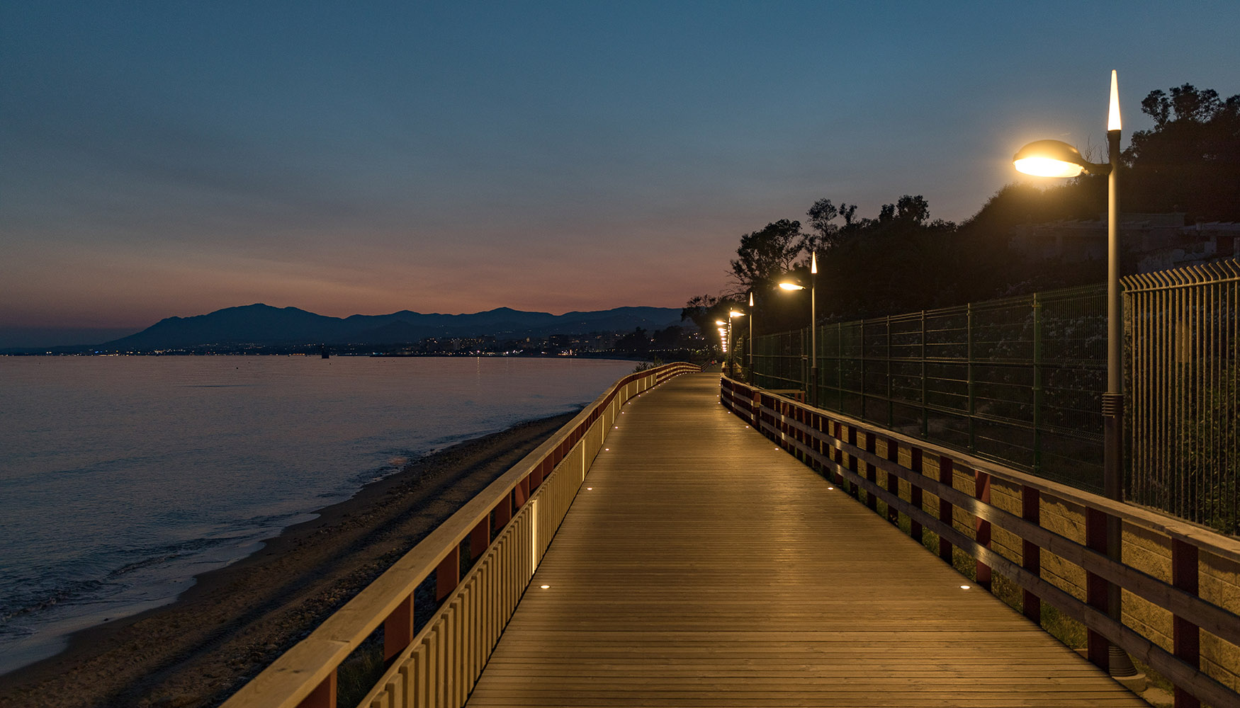 Senda Litoral de Marbella: alumbrado en primera l�nea de costa con conjuntos ATP inmunes a la corrosi�n