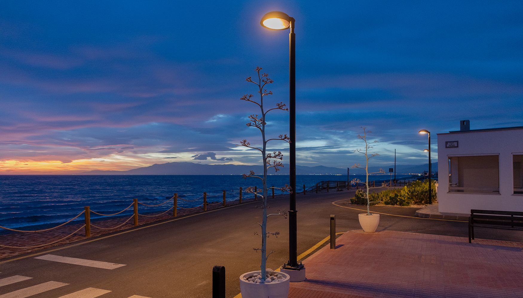 Iluminaci�n en 2200 K en el frente mar�timo de Almer�a: eficiencia y m�nimo impacto ambiental