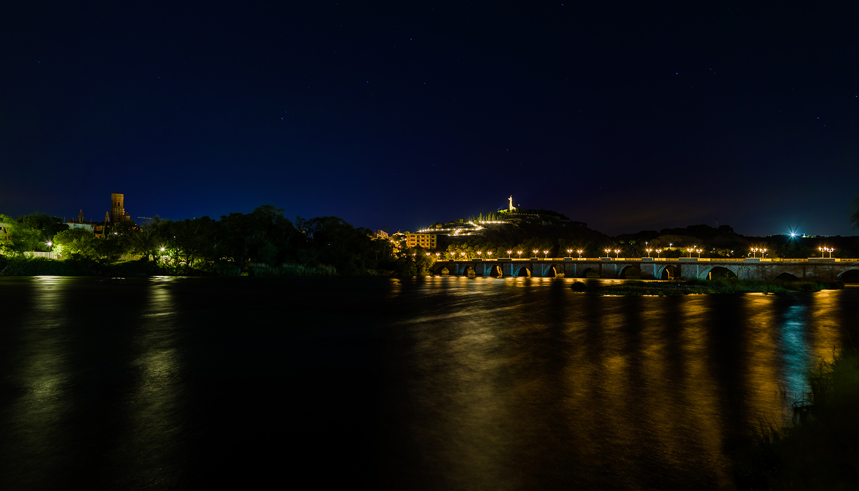 Puente de acceso a Tudela (Navarra), iluminado con luz LED de 2200 K, respetuosa con el entorno natural