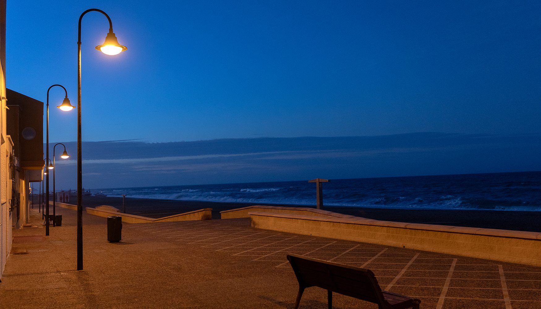 Entornos con alta salinidad y humedad: luminarias ATP operando sin mantenimiento