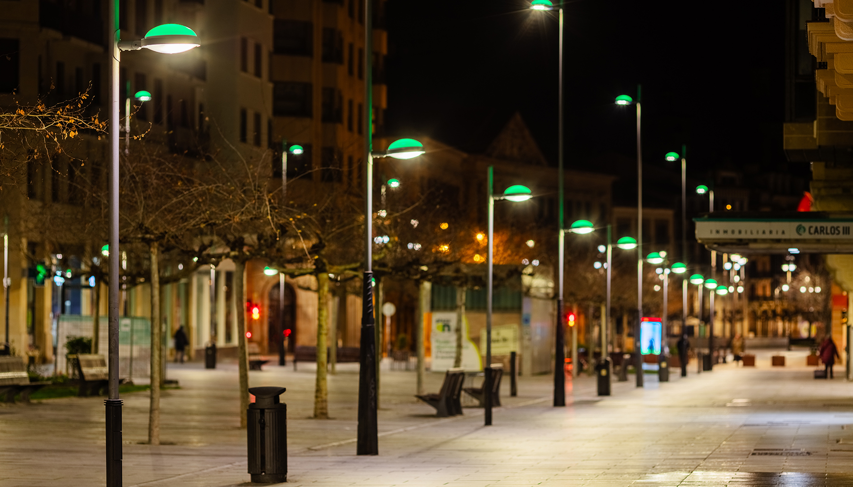 Luminaria Metr�poli Color con retroiluminaci�n RGBW din�mica en avenida Carlos III (Pamplona)