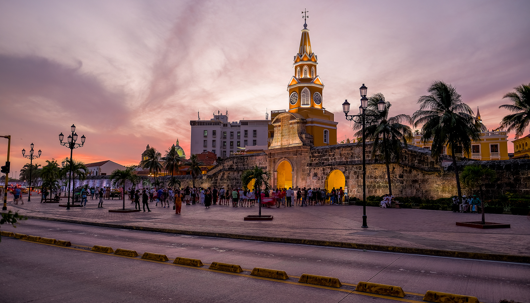Ciudad Amurallada (Patrimonio de la Humanidad): alumbrado en 2200 K que potencia la actividad nocturna en Cartagena de Indias...