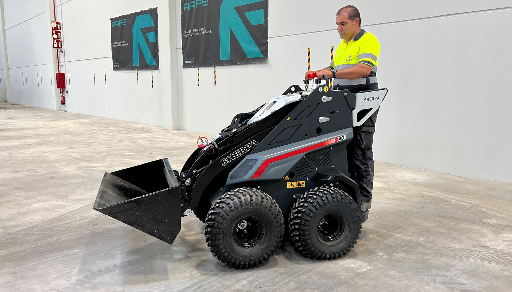 Javier Gonzlez, jefe de Taller y Mantenimiento de RAFE, operando una de las 12 minicargadoras Sherpa adquiridas