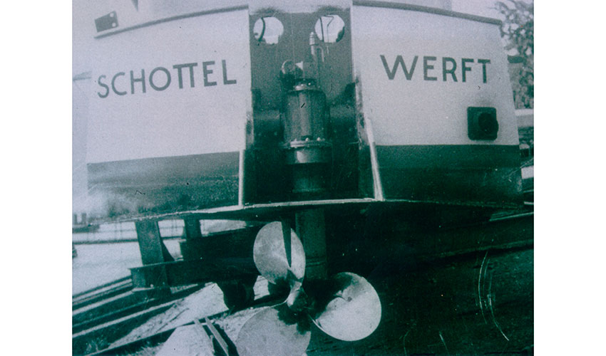 La primera embarcaci�n con h�lice orientable (tim�n-h�lice), v�ase el hito de 1950. Fuente Schottel