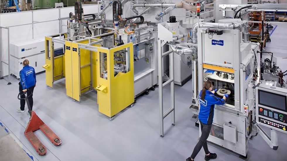 A la izquierda, un lser de disco alimenta dos mquinas de recubrimiento de alta velocidad. A la derecha, los discos reciben los toques finales...