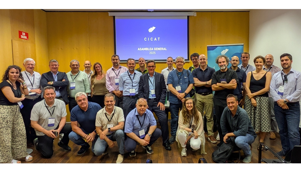 Foto de familia de los asistentes a la asamblea general del CICAT que se celebr� en el Palau Macaya de Barcelona