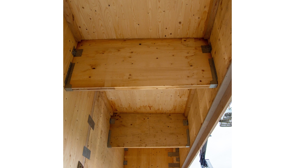 Detalle de estribos y escuadras AG922 de Simpson Strong-Tie para reforzar la estructura de este edificio singular