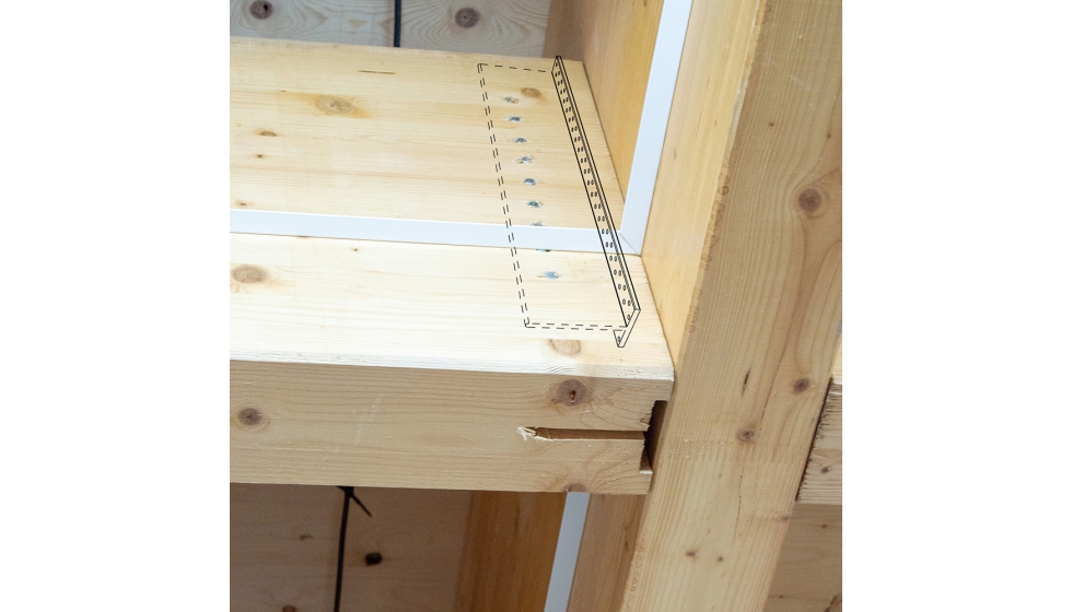 Exterior e interior destacan por ser completamente de madera. En la imagen se aprecia el sistema mediante estribos BTALU...