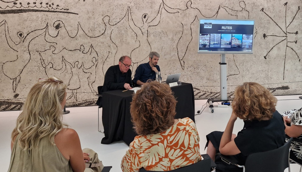 El decano del COAC, Guillem Costa Calsamiglia, y Omar Ornaque, codirector del portal arquitecturacatalana...