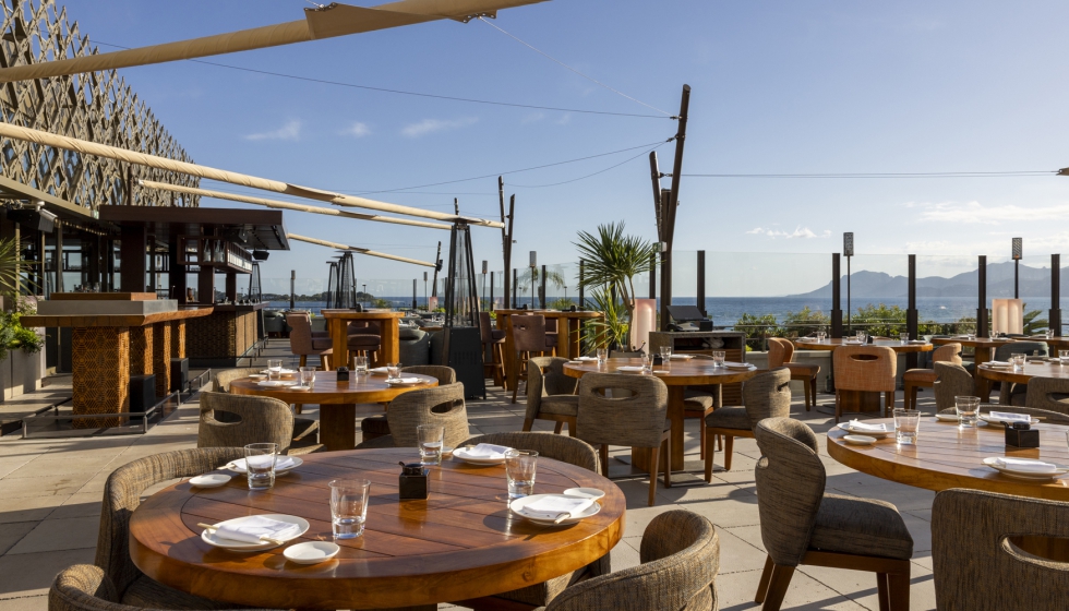 La personalizaci�n de las velas no se limit� a los postes especiales en forma de ��rbol� que las conectan armoniosamente a diferentes alturas...