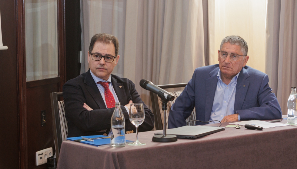 Javier Olivar, a la izquierda de la imagen, presidente de Unfeac, en un instante de la reunin Junta General de la asociacin...