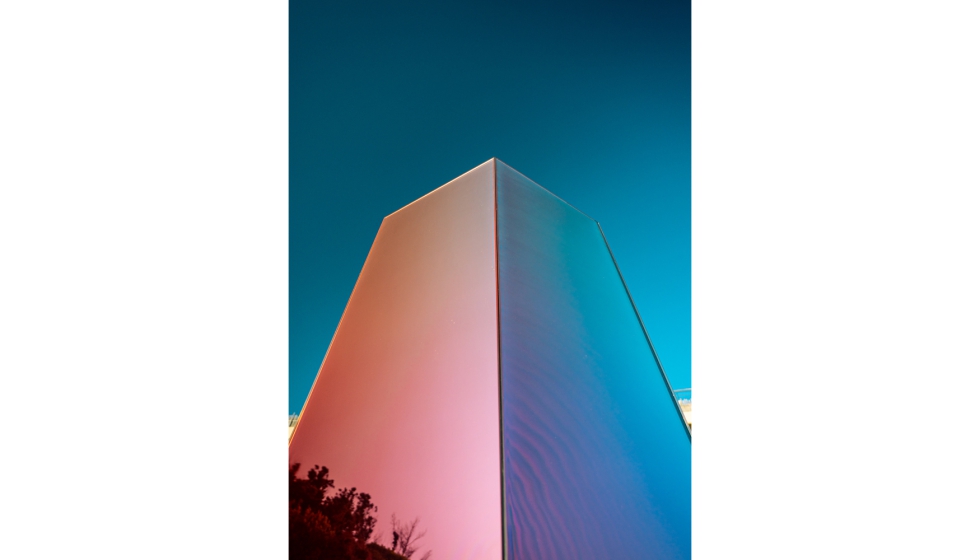 Esta pieza escult�rica �se alimenta� de la luz solar para emerger por la noche con total autonom�a