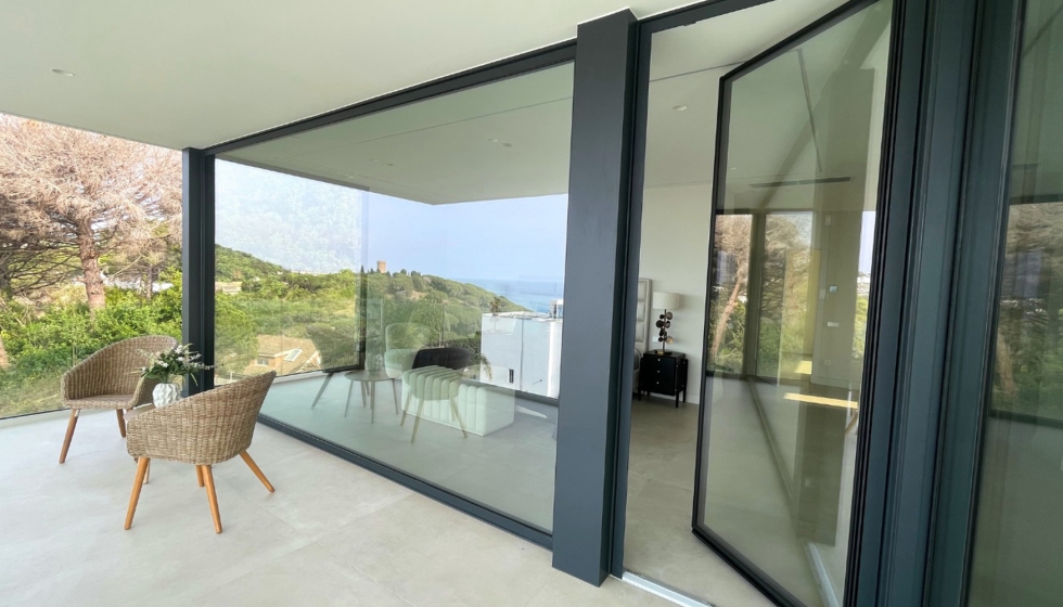 Dise�o y fabricaci�n de todos los cerramientos con el mismo acabado gris antracita mate 7016 MTX. Proyecto: Grupo Valverde- Aluminis T�cnics Alella...