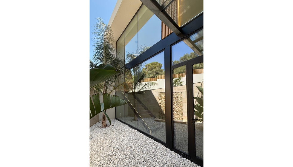 Esta exclusiva vivienda, frente al mar de la Costa Brava, integra en perfecta armon�a, la corredera minimalista de aluminio...