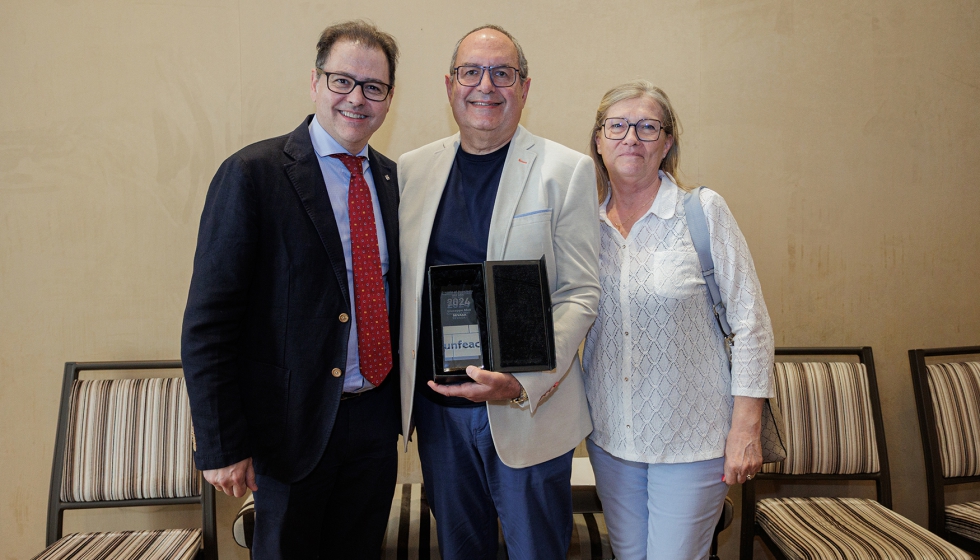 En el centro de la imagen, Giuseppe Meli, de Sevasa, junto a su esposa y Javier Olivar, presidente de Unfeac...