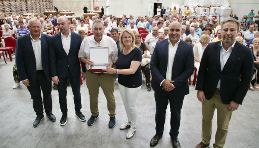 Foto de familia de las autoridades en la Asamblea General de AgroCantabria