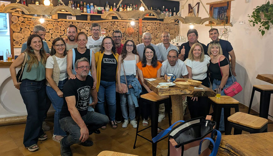 Foto de familia de los participantes en la Asamblea General Ordinaria de la Asociacin de Criadores de Raza Caprina Payoya...