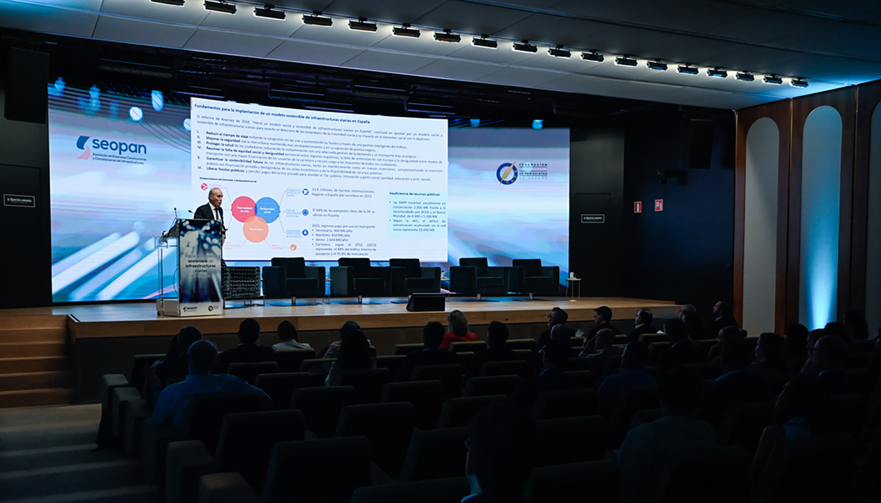 Juli�n N��ez, presidente de Seopan, en la presentaci�n del informe