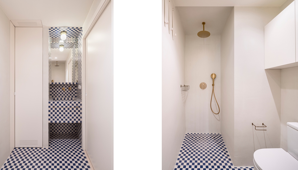 Atrevida aplicaci�n del damero blanco y azul para la zona de ba�o
