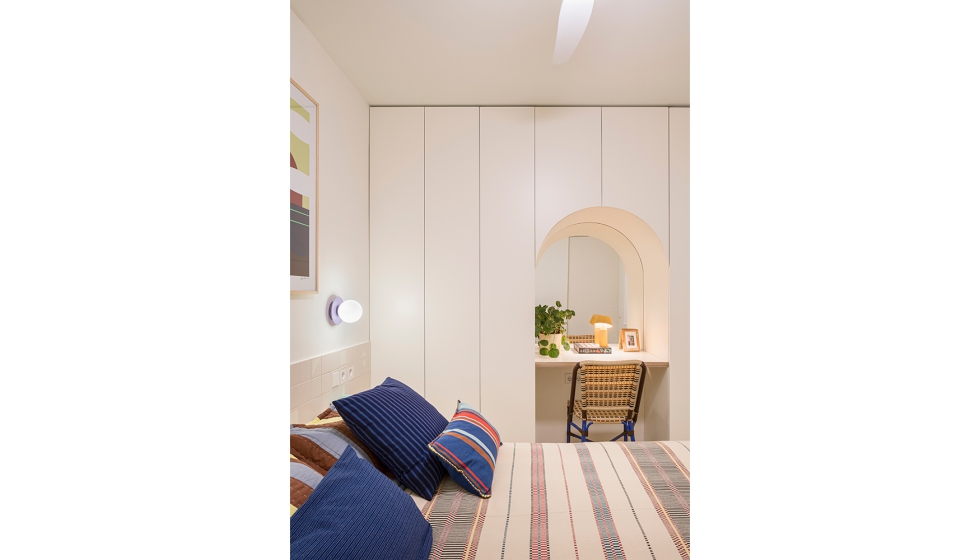 La zona de dormitorios mantiene la l�nea sobria de la vivienda, donde los textiles aportan vitalidad al espacio