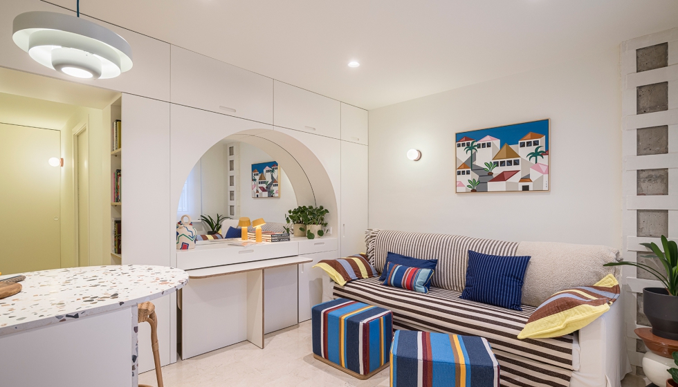 El blanco predomina en la zona de d�a para amplificar este apartamento vacacional