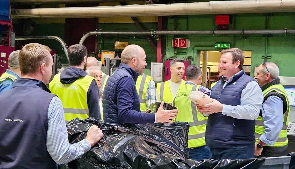 Christoph Priewasser. Leiter Marketing & Service KRAIBURG, conversando con Daniel Wei�, director de Ventas de KRAIBURG