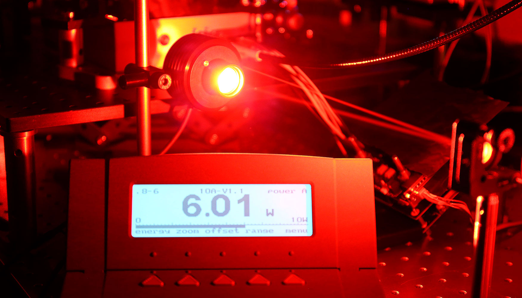 El analizador de espectro �ptico cubre un rango de 600 a 1700 nm y ofrece una resoluci�n de hasta 0,02 nm, con una precisi�n de medici�n t�pica de �0...