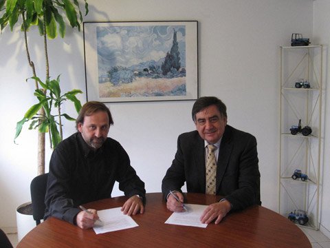 Firma del convenio entre Antonio Esteve (der.), director general de Agriargo Iberica, y el Dr. Emilio Gil, responsable de la UMA (izq.)...