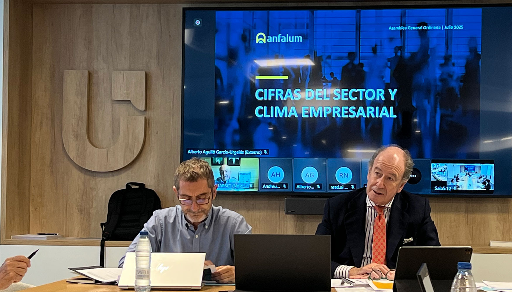 De izquierda a derecha, el presidente y el director general de Anfalum, Francisco Pardeiro, y Alfredo Berges, respectivamente...