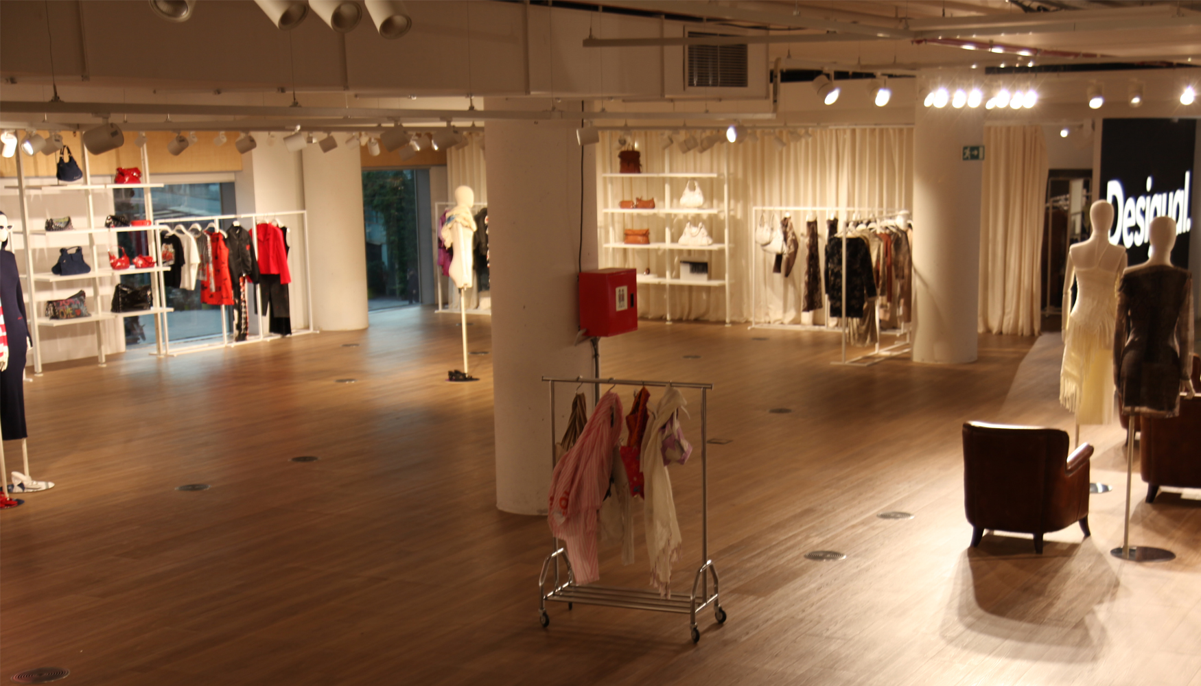 La tecnolog�a de Desigual garantiza la seguridad y protecci�n de las tiendas, edificios corporativos y centros log�sticos de Desigual...